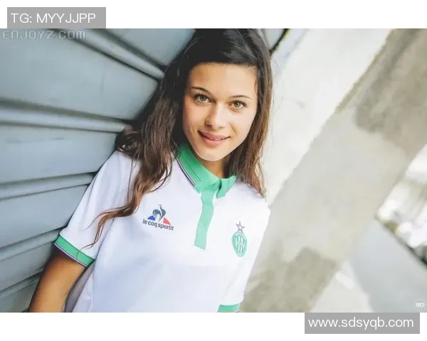 时尚足球明星服装搭配推荐女生必备潮流穿搭灵感图片分享